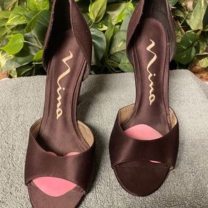 Women Nina 2 piece open toe pumps. Brown Size 8M
